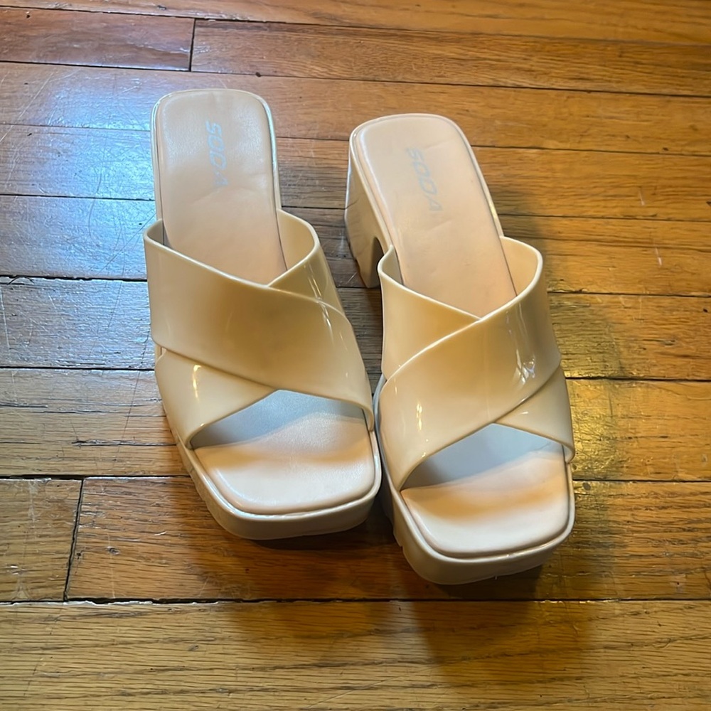 Cream chunky heel jellly mule slip on sandal.